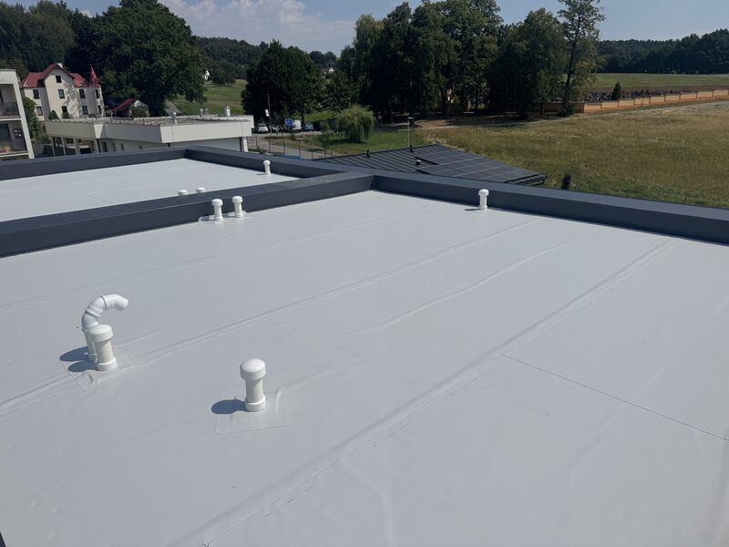 Plochá střecha se světlou PVC hydroizolační fólií